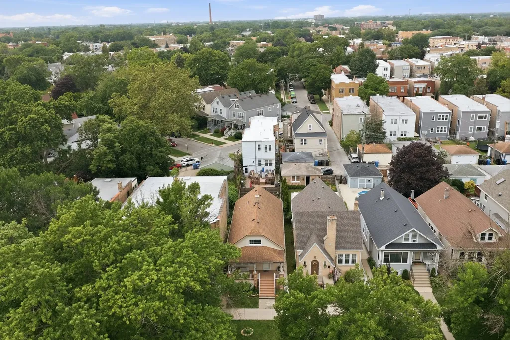 4746 North Karlov Avenue Chicago IL 60630