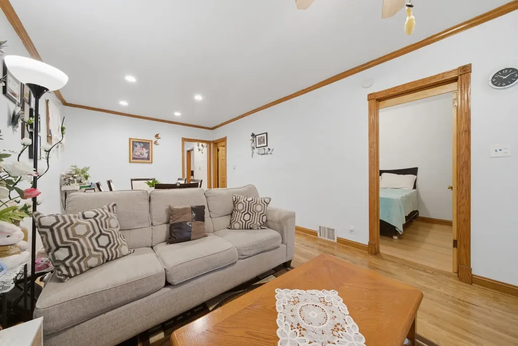 4746 North Karlov Avenue Chicago IL 60630