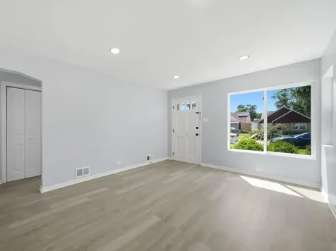 35 46TH Avenue Bellwood IL 60104