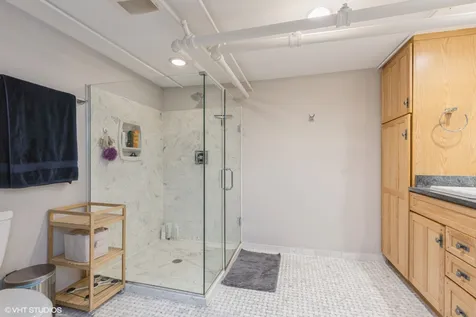 5230 North Wayne Avenue Chicago IL 60640