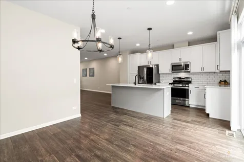811 Lee Street Des Plaines IL 60016