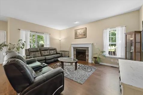 546 Clayton Circle Sycamore IL 60178
