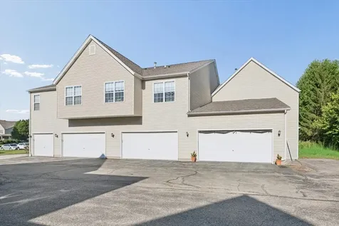 546 Clayton Circle Sycamore IL 60178