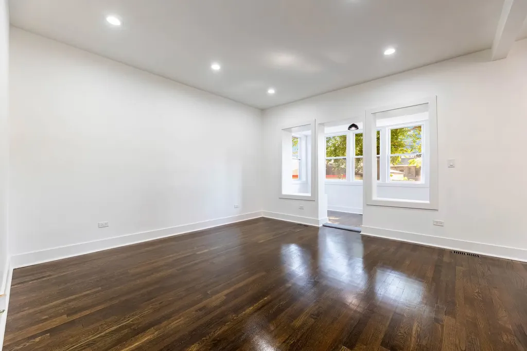 8025 South Euclid Avenue Chicago IL 60617