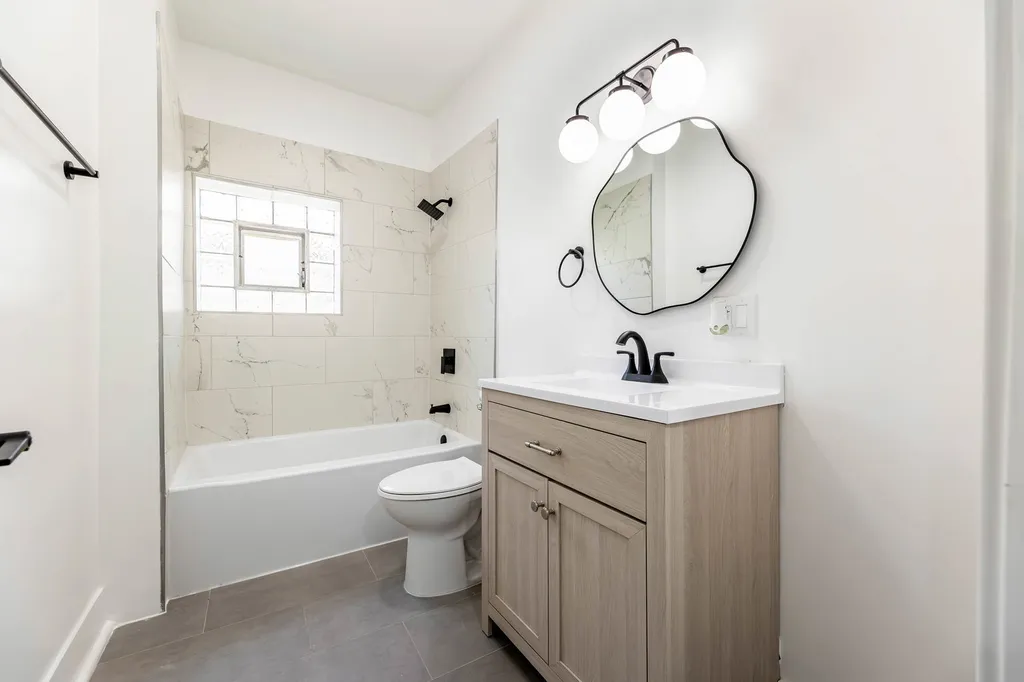 8025 South Euclid Avenue Chicago IL 60617