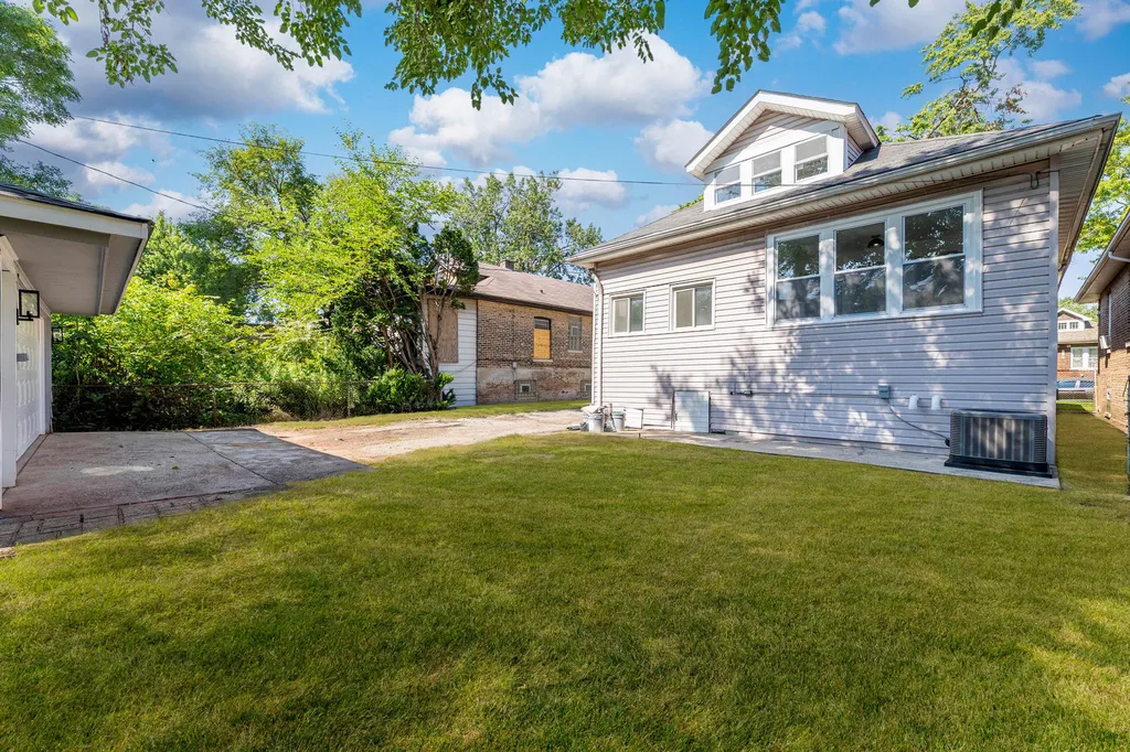 8025 South Euclid Avenue Chicago IL 60617