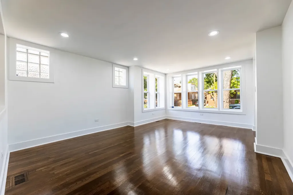 8025 South Euclid Avenue Chicago IL 60617