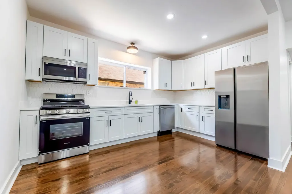 8025 South Euclid Avenue Chicago IL 60617