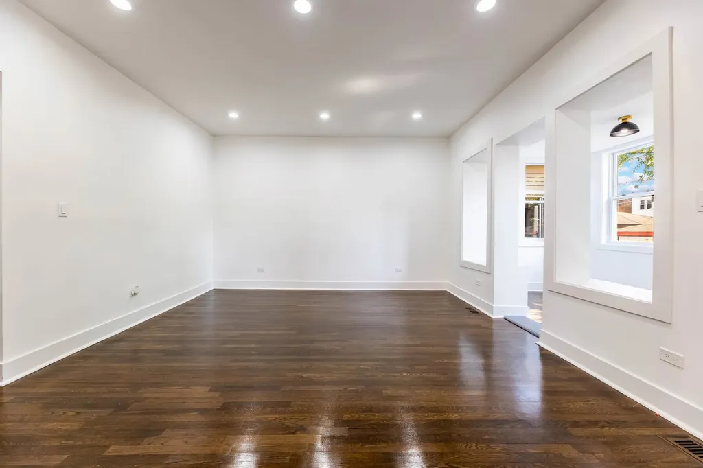 8025 South Euclid Avenue Chicago IL 60617