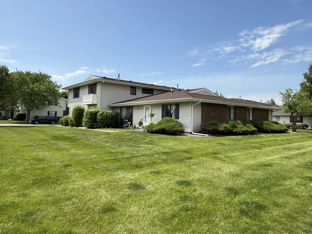 121 Millbrook Lane Schaumburg IL 60193