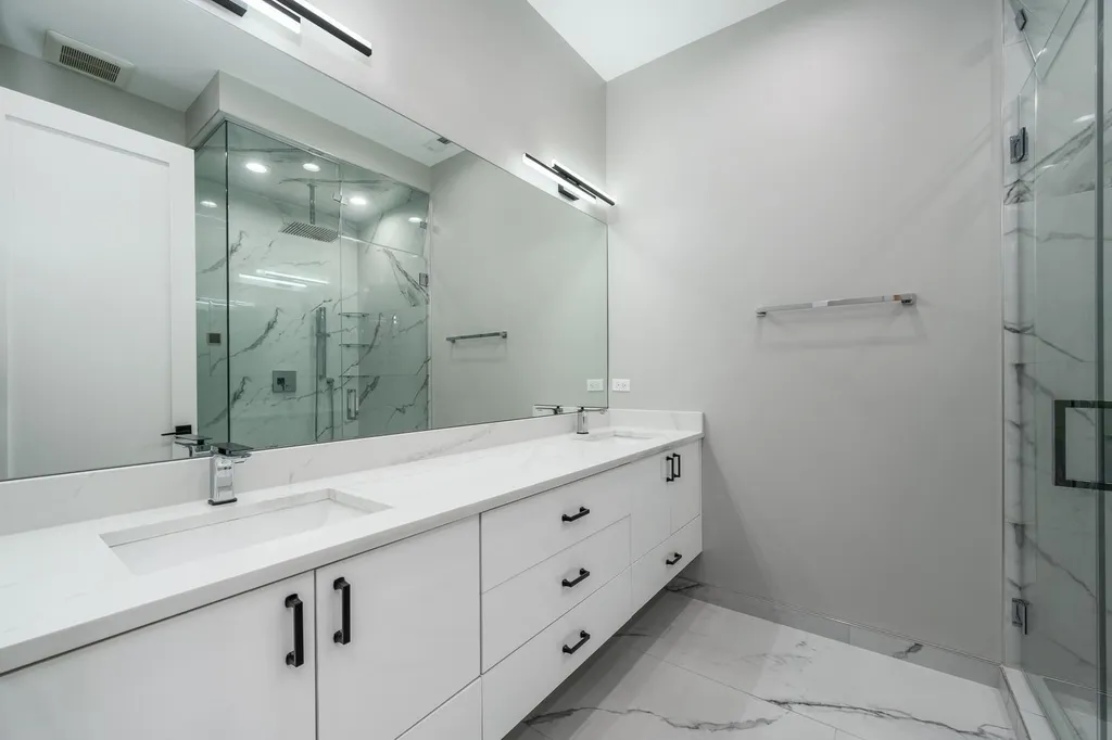 3056 North Lincoln Avenue Chicago IL 60657
