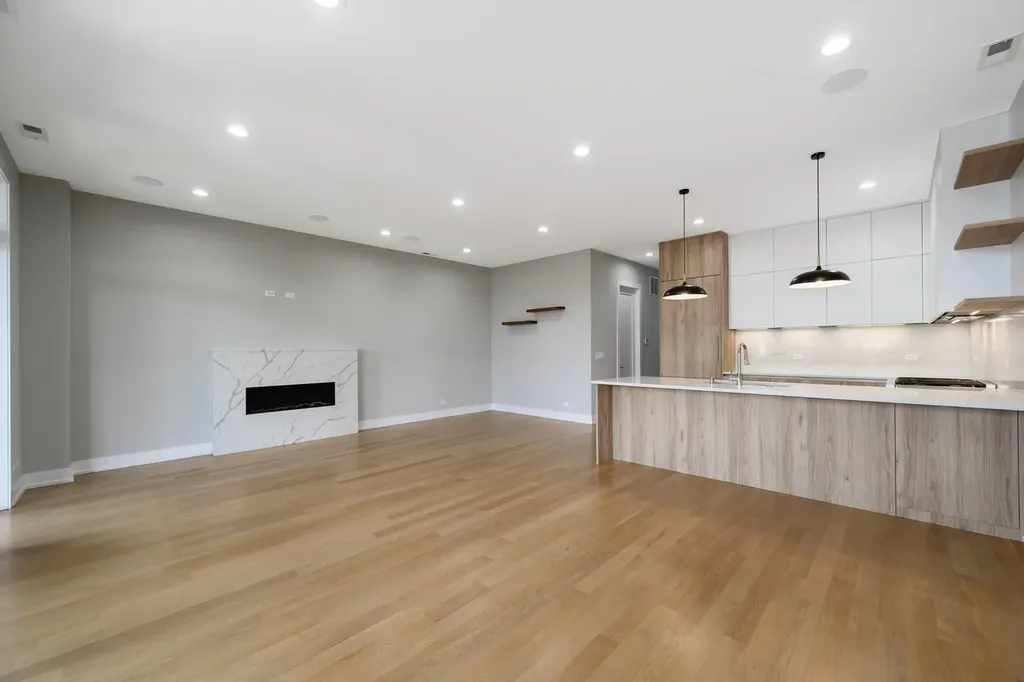 3056 North Lincoln Avenue Chicago IL 60657