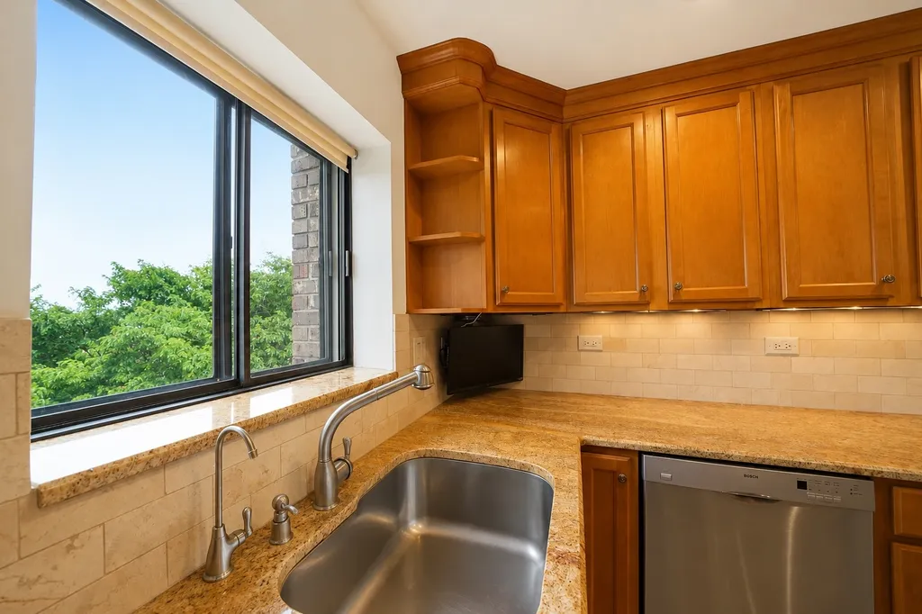 5306 North Cumberland Avenue Chicago IL 60656