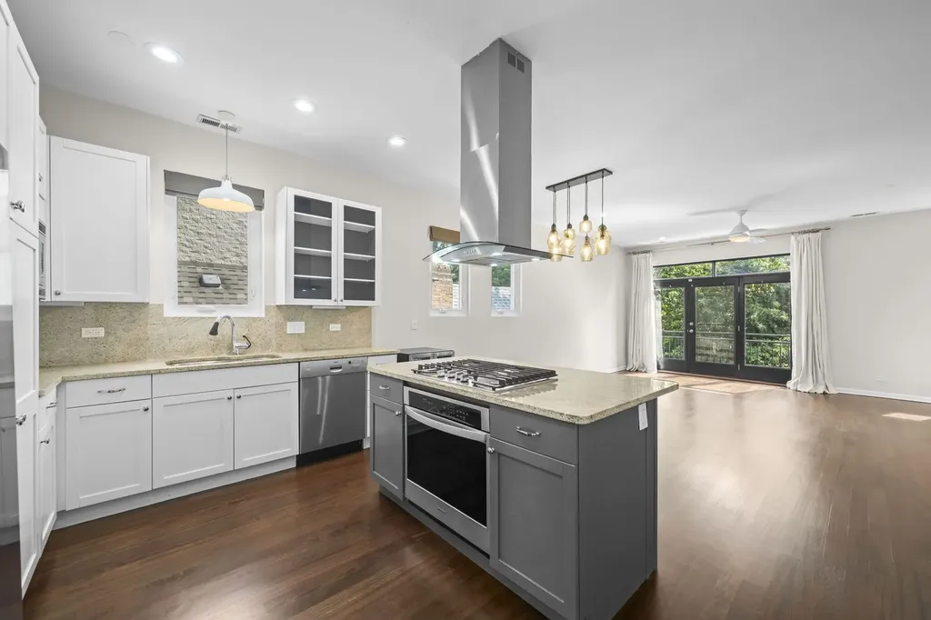 876 North Hermitage Avenue Chicago IL 60622