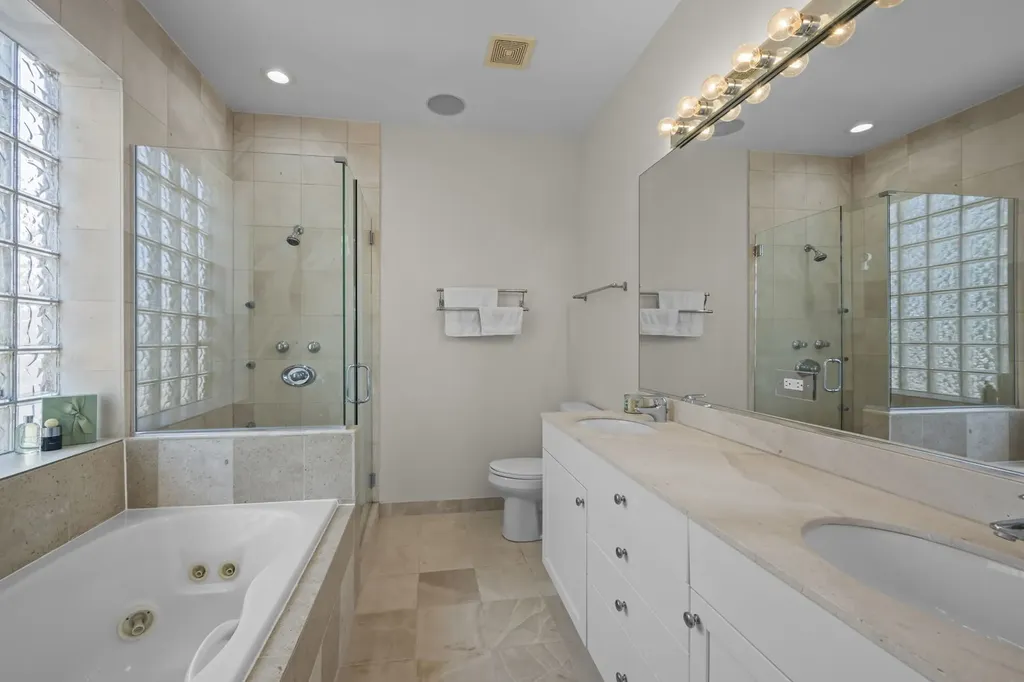 876 North Hermitage Avenue Chicago IL 60622