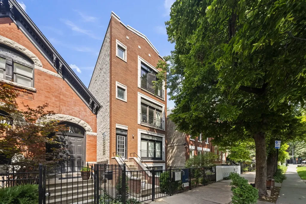 876 North Hermitage Avenue Chicago IL 60622