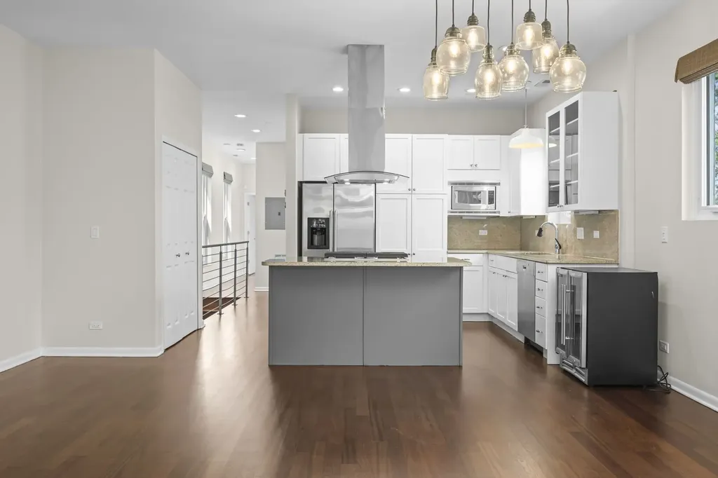 876 North Hermitage Avenue Chicago IL 60622