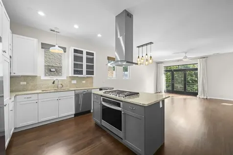 876 North Hermitage Avenue Chicago IL 60622
