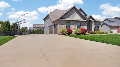 8 Flint Court Bloomington IL 61705
