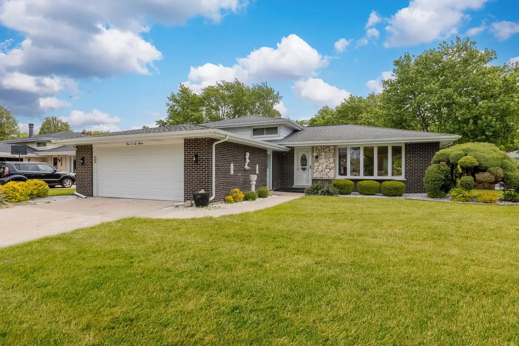 9S215 Florence Avenue Downers Grove IL 60516