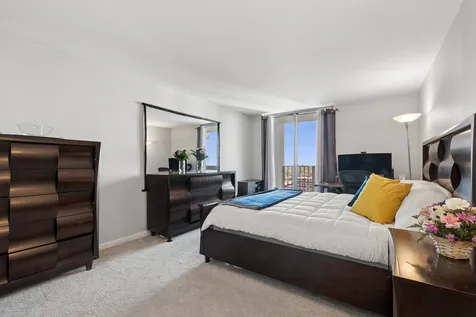 6033 North Sheridan Road Chicago IL 60660