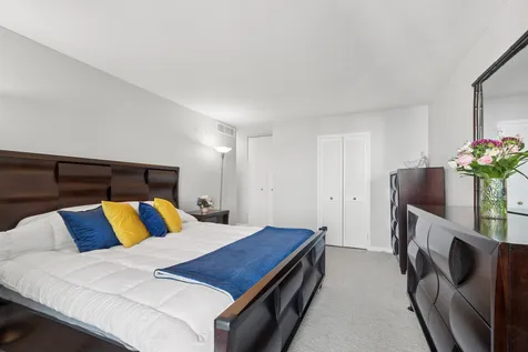 6033 North Sheridan Road Chicago IL 60660