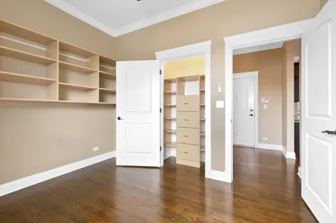1952 West Cuyler Avenue Chicago IL 60613