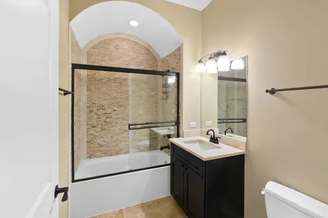 1952 West Cuyler Avenue Chicago IL 60613