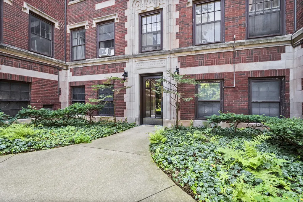 906 Oakton Street Evanston IL 60202