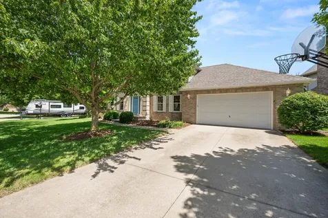 1239 Yorkshire Drive S Sycamore IL 60178