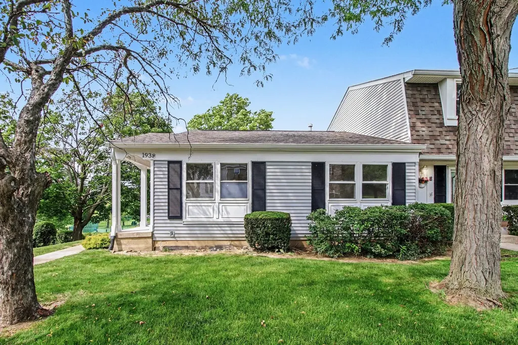 1938 Oxford Court Schaumburg IL 60194