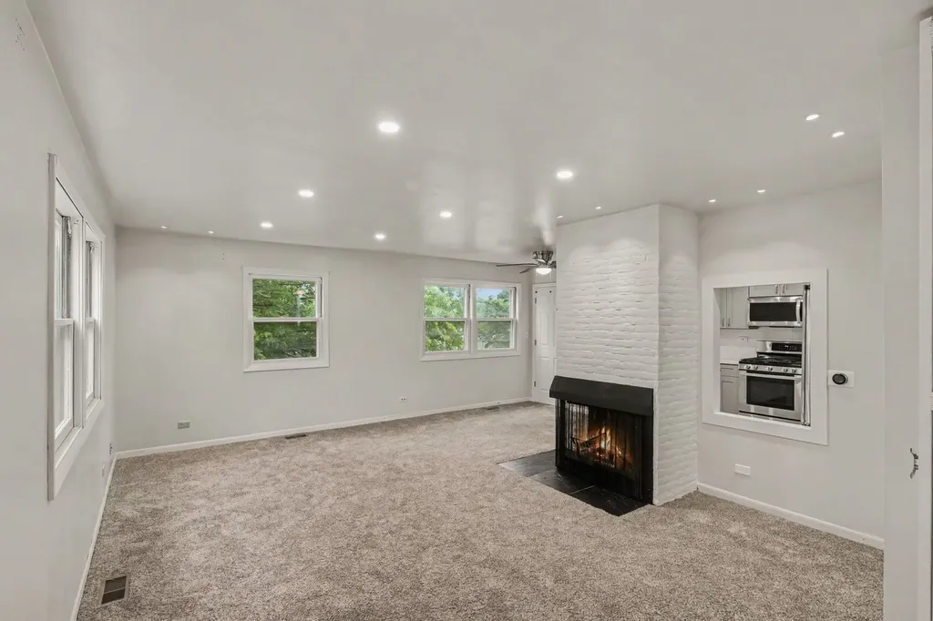 1938 Oxford Court Schaumburg IL 60194