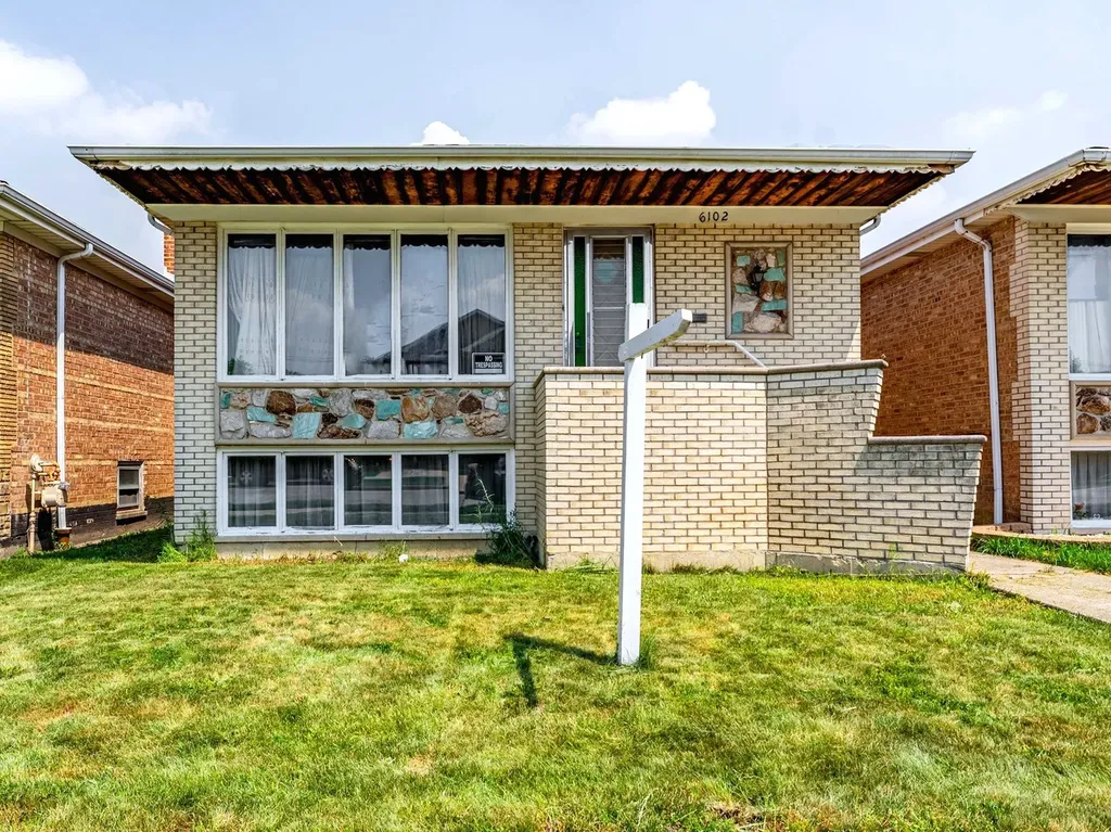6102 West 64th Street Chicago IL 60638