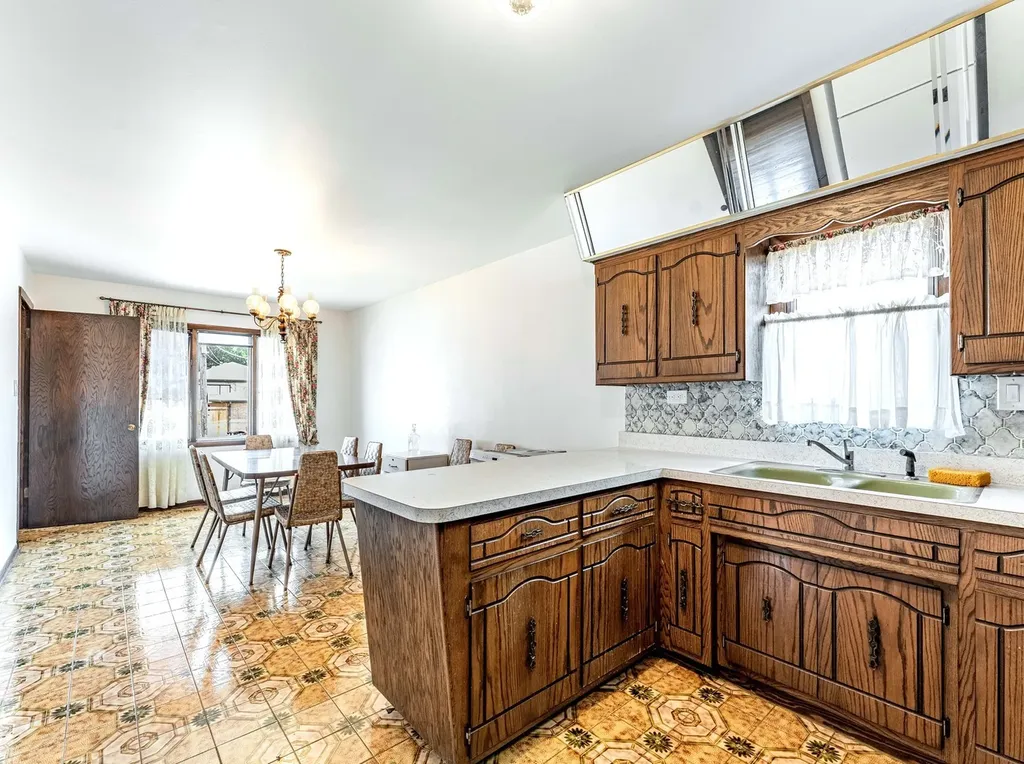 6102 West 64th Street Chicago IL 60638