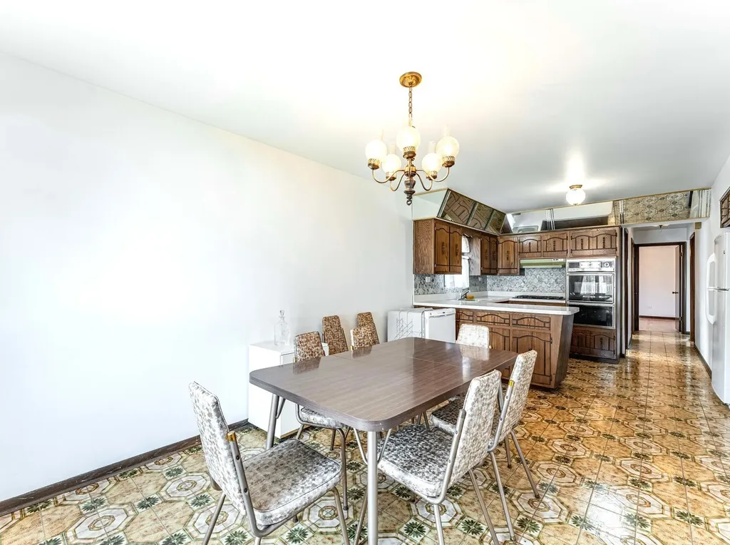 6102 West 64th Street Chicago IL 60638