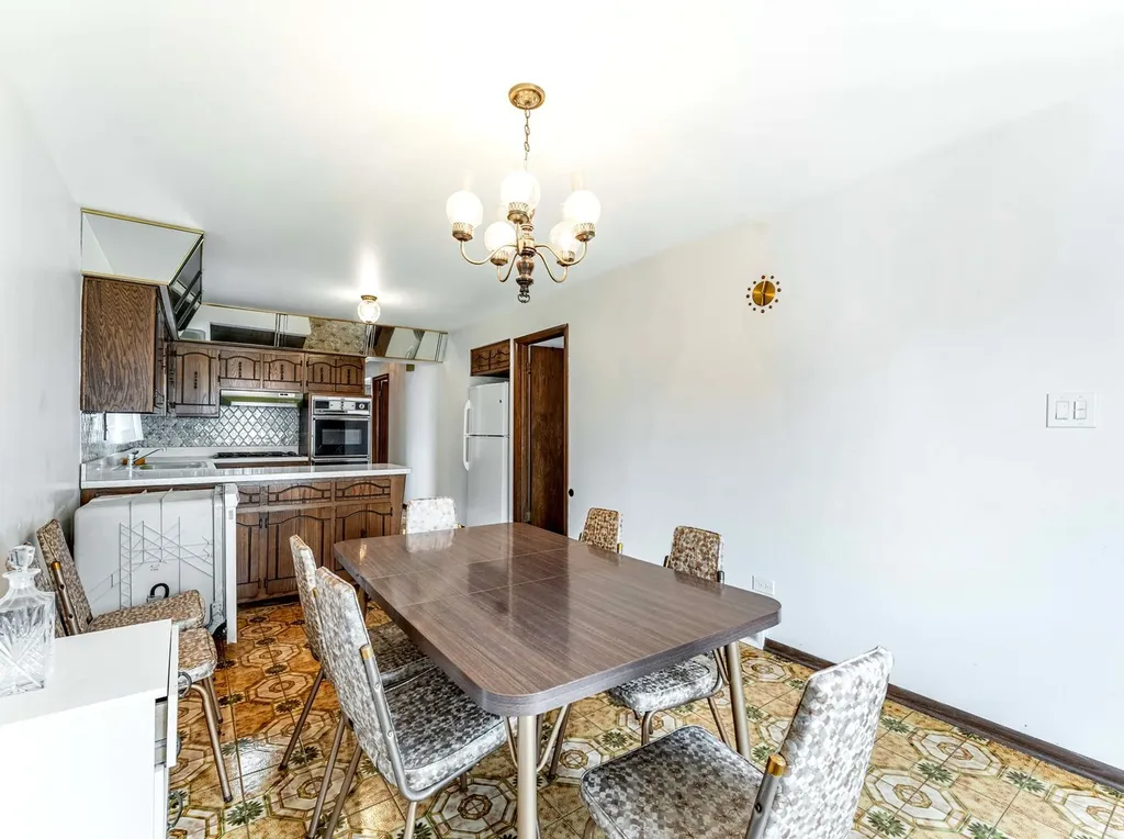 6102 West 64th Street Chicago IL 60638