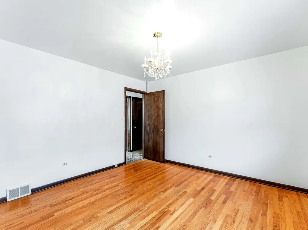 6102 West 64th Street Chicago IL 60638