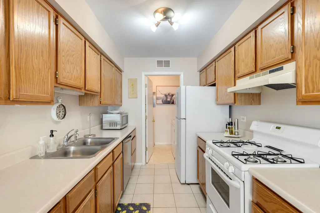 177 Village Creek Drive Lake In The Hills IL 60156