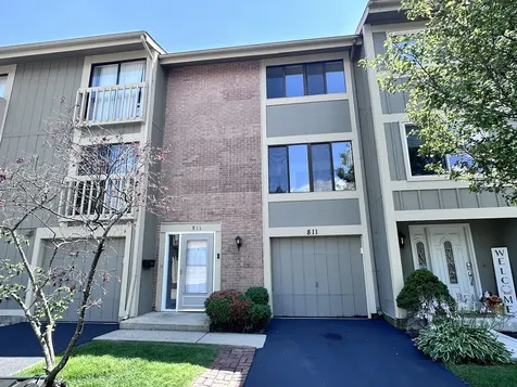 811 Shawnee Trail Roselle IL 60172