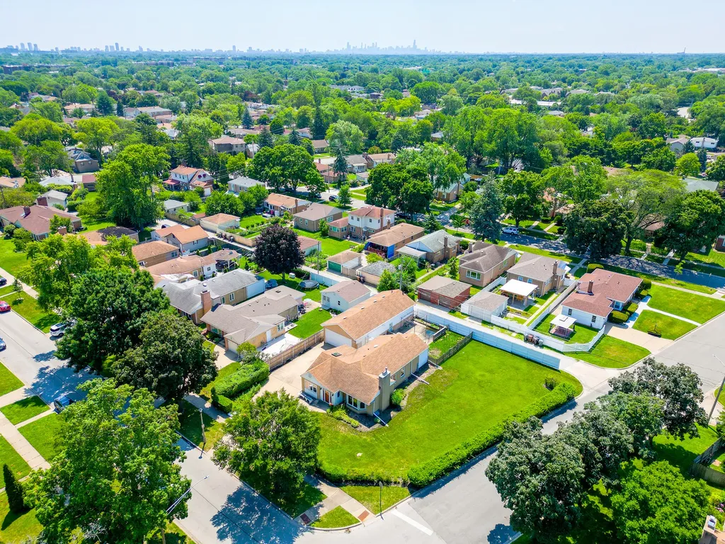 5261 Mulford Street Skokie IL 60077