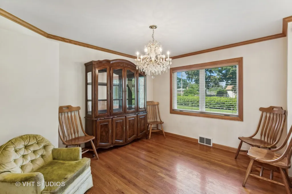 5261 Mulford Street Skokie IL 60077