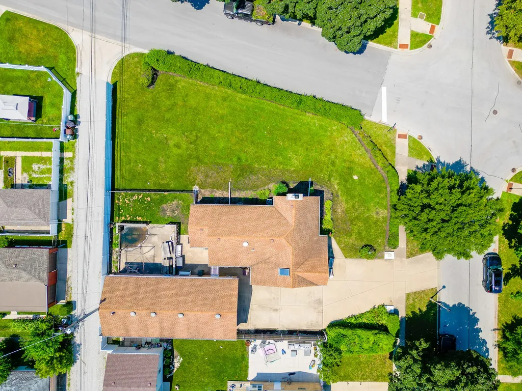 5261 Mulford Street Skokie IL 60077