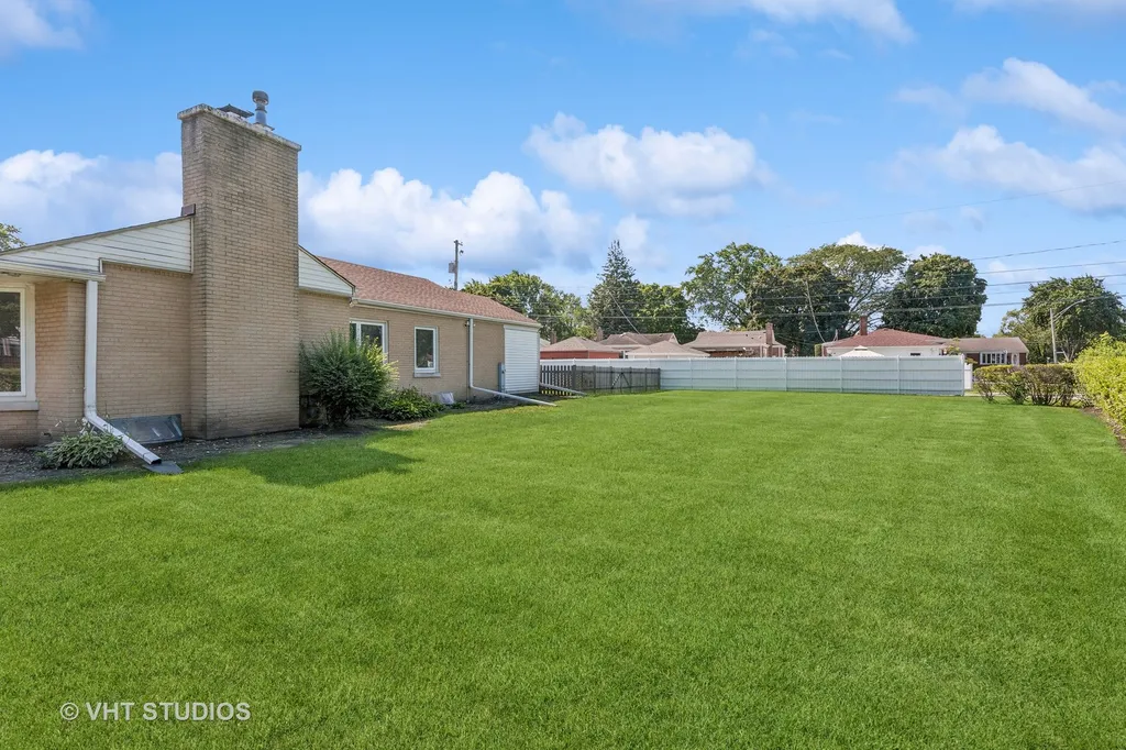 5261 Mulford Street Skokie IL 60077