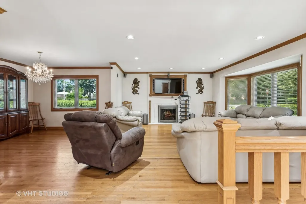 5261 Mulford Street Skokie IL 60077