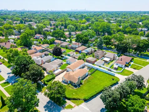 5261 Mulford Street Skokie IL 60077