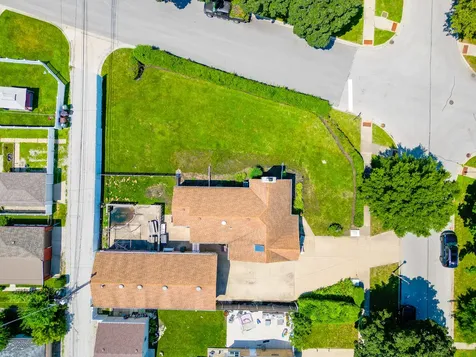 5261 Mulford Street Skokie IL 60077