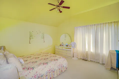 384 South Clearview Circle Round Lake IL 60073