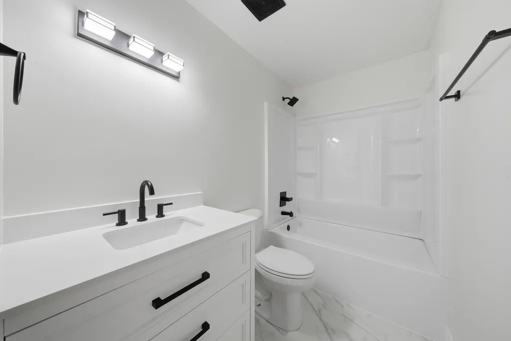 527 Alton Court Carol Stream IL 60188
