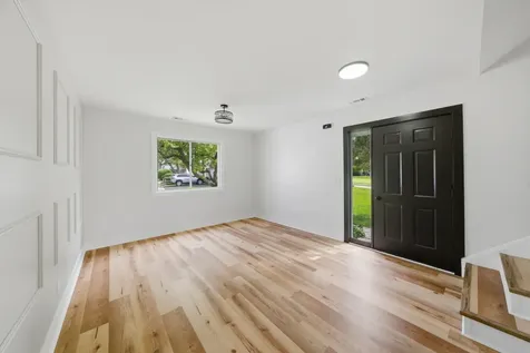 527 Alton Court Carol Stream IL 60188