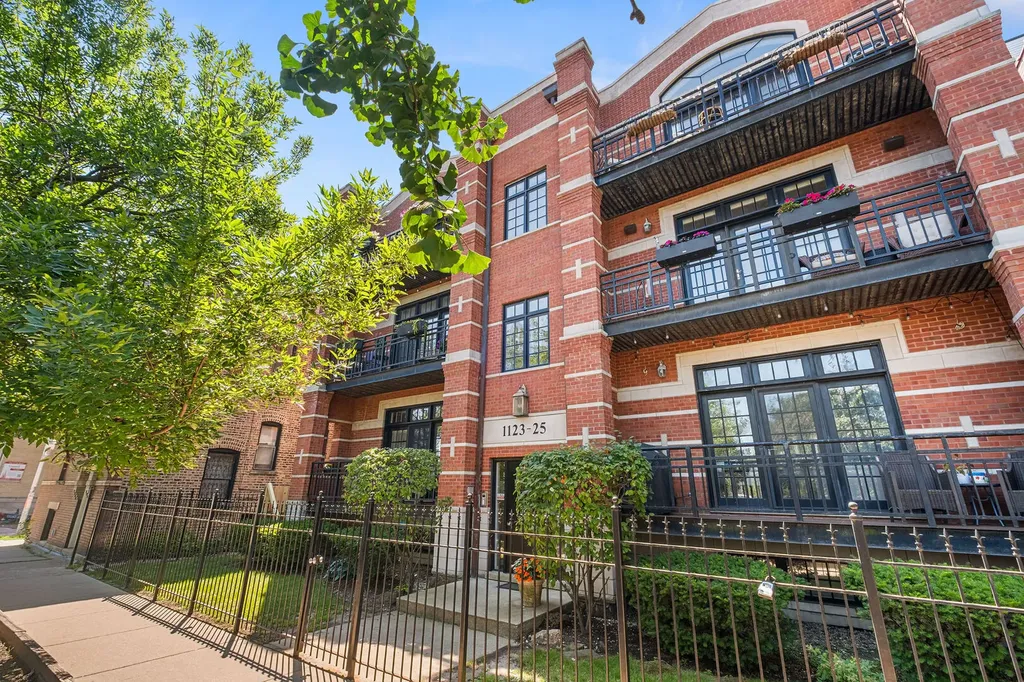 1123 West Grace Street Chicago IL 60613